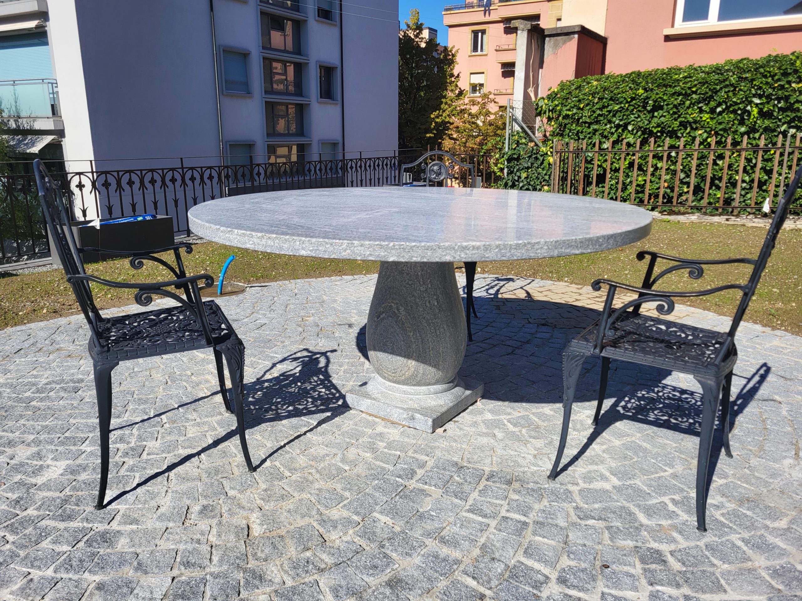 Table en granit avec pied central mouluré