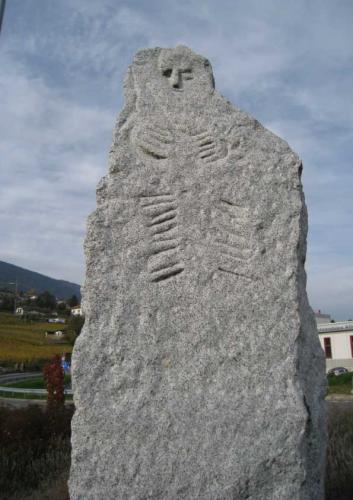 Sculpture sur pierre du menhir de Bevaix