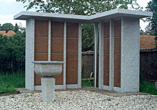 Columbarium de Sugens, en calcaire noir de Belgique et granit brun, avec vasque pour fleurs