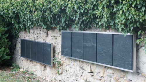 Détail columbarium plaque en Serpentine avec châssis métallique en ions