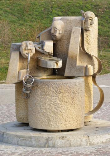 Fontaine en pierre sculpté sur le thème du jazz