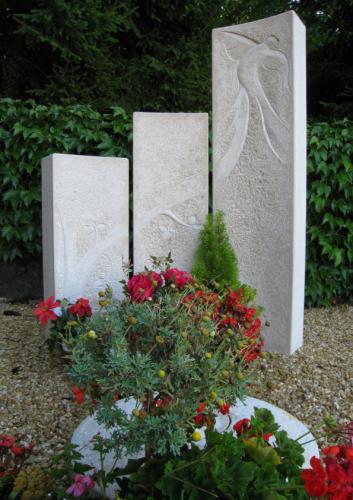 Jardin du souvenir en pierre naturelle sculpté pour le cimetière de Valeyres