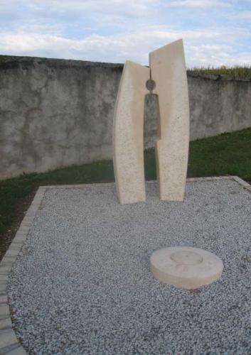 sculpture en pierre jardin du souvenir