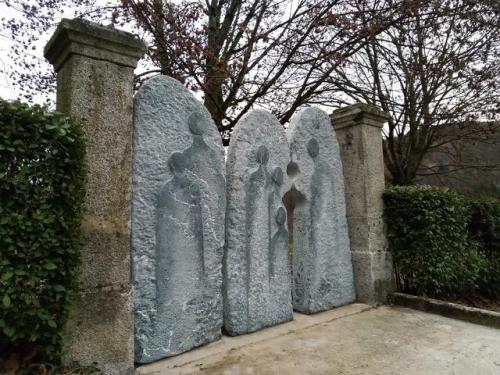 Sculpture en pierre jardin du souvenir cimetière des Clés