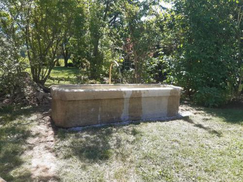 Fontaine ancienne restaurée avec goulot laiton