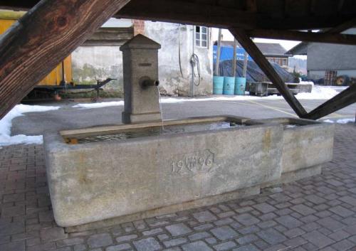 Fontaine vaudoise en grès de la Molière