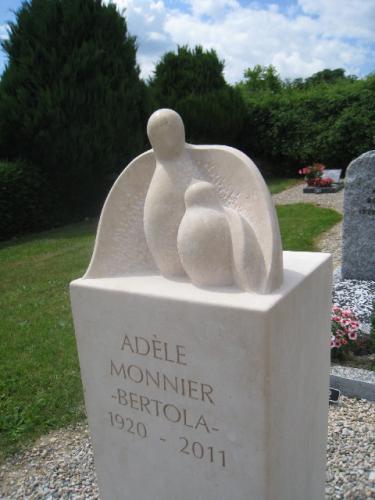 sculpture en pierre oiseau avec son bébé