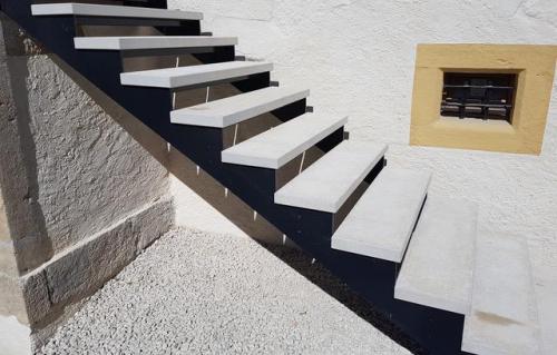 Escalier métal et calcaire beige