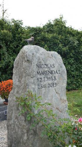 monument funéraire avec oiseau en bronze