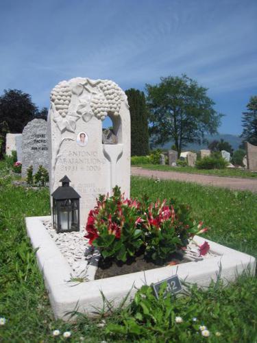 Monument funéraire en marbre blanc sur le thème de la vigne