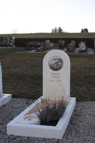 Monument funéraire en calcaire avec mosaïque en pierre