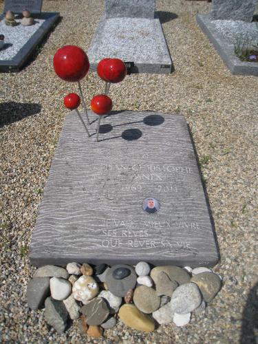 monument funéraire original dalle avec boules en céramique