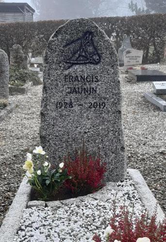 monument en granit avec tête de cheval en bas-relief