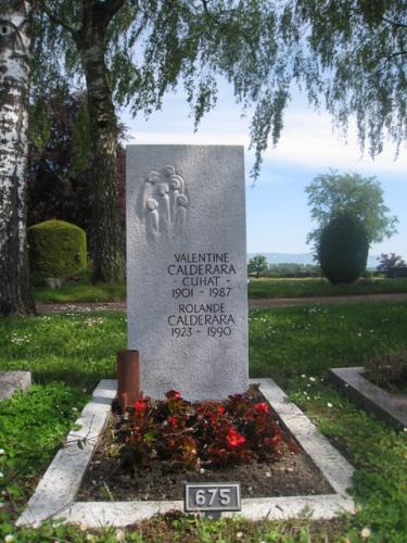 monument funéraire avec motif taillé en bas-relief