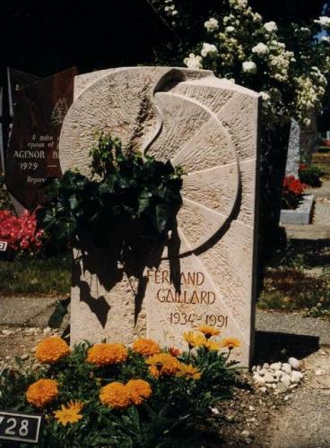 Monument funéraire original soleil brisé