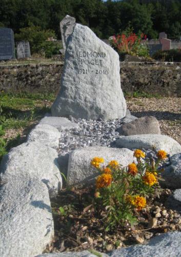 Monument funéraire dans blocs natures et galets