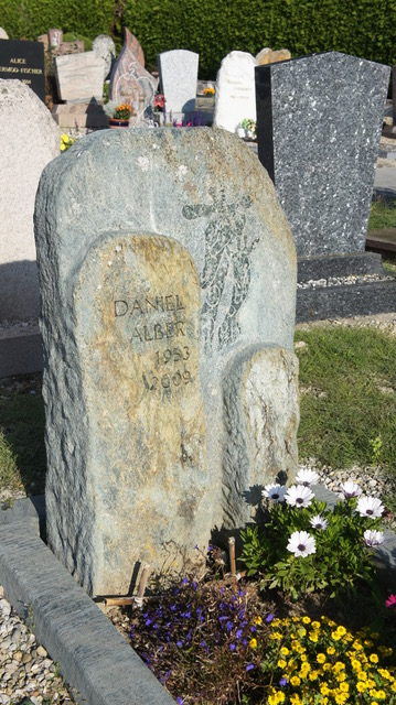 monument en granit avec motif