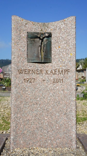 Pierre tombale en granit avec motif et lettre en bronze