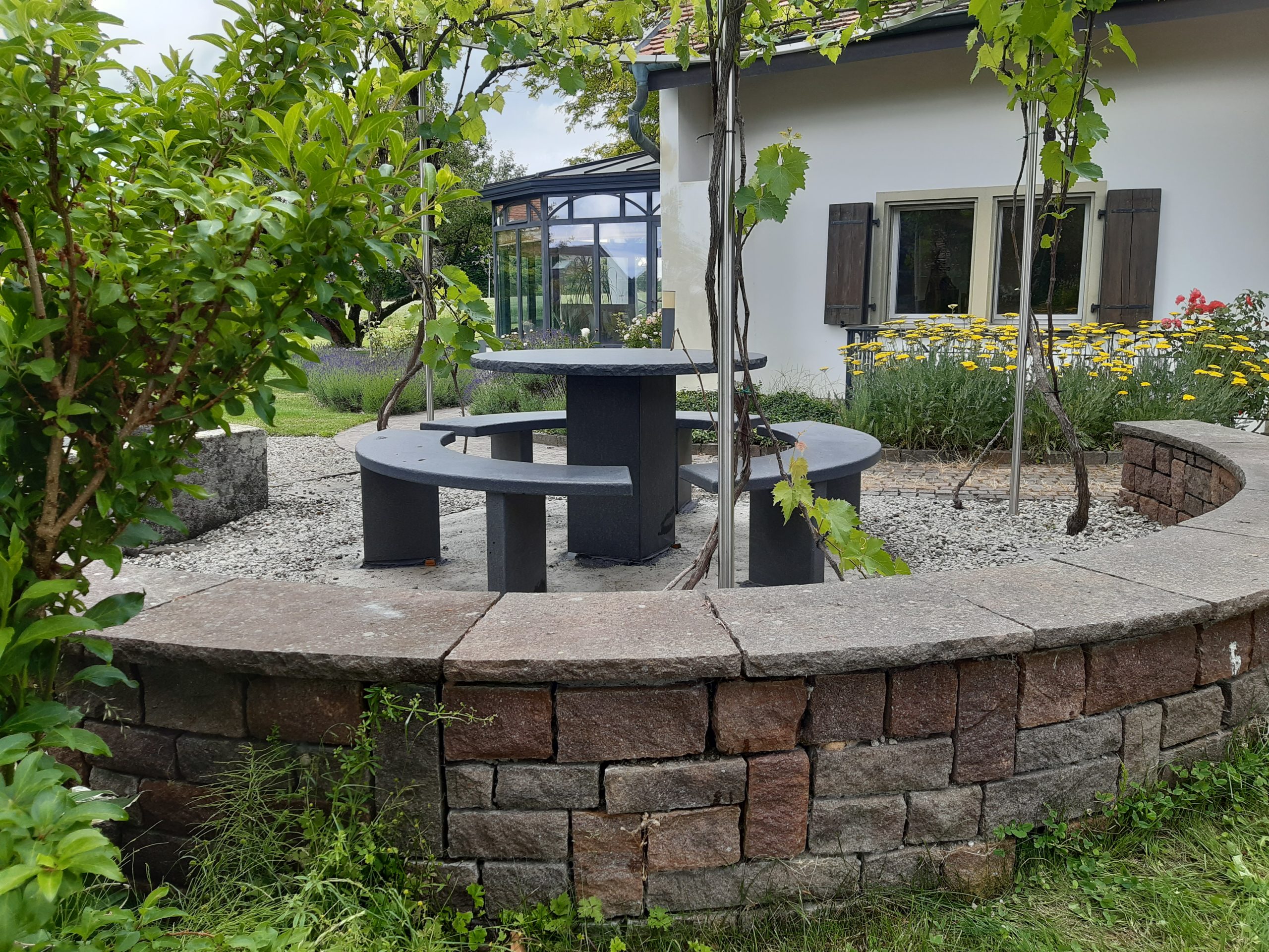 table, bancs et pieds en granit noir