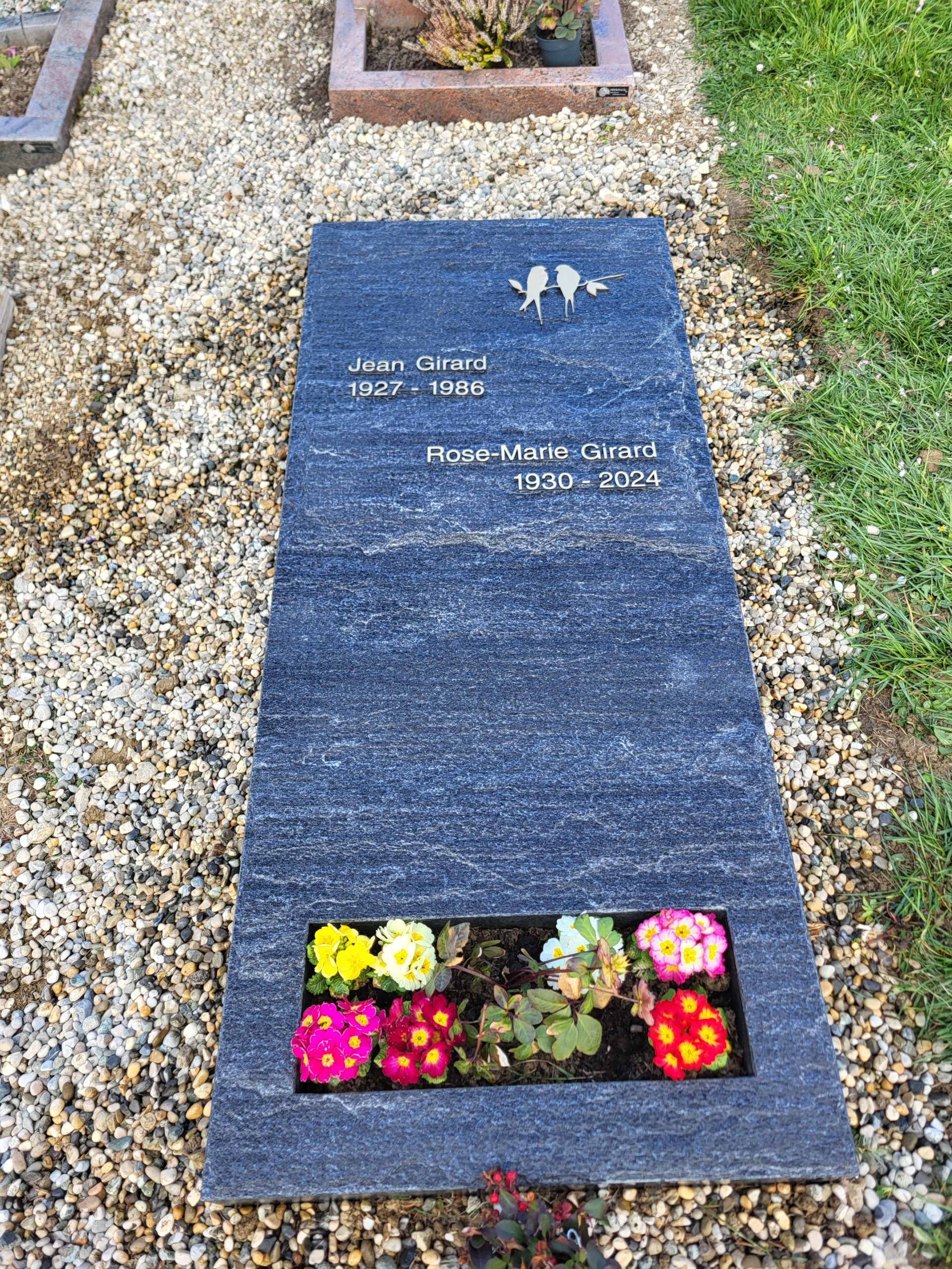 dalle en gneiss avec lettre en laiton