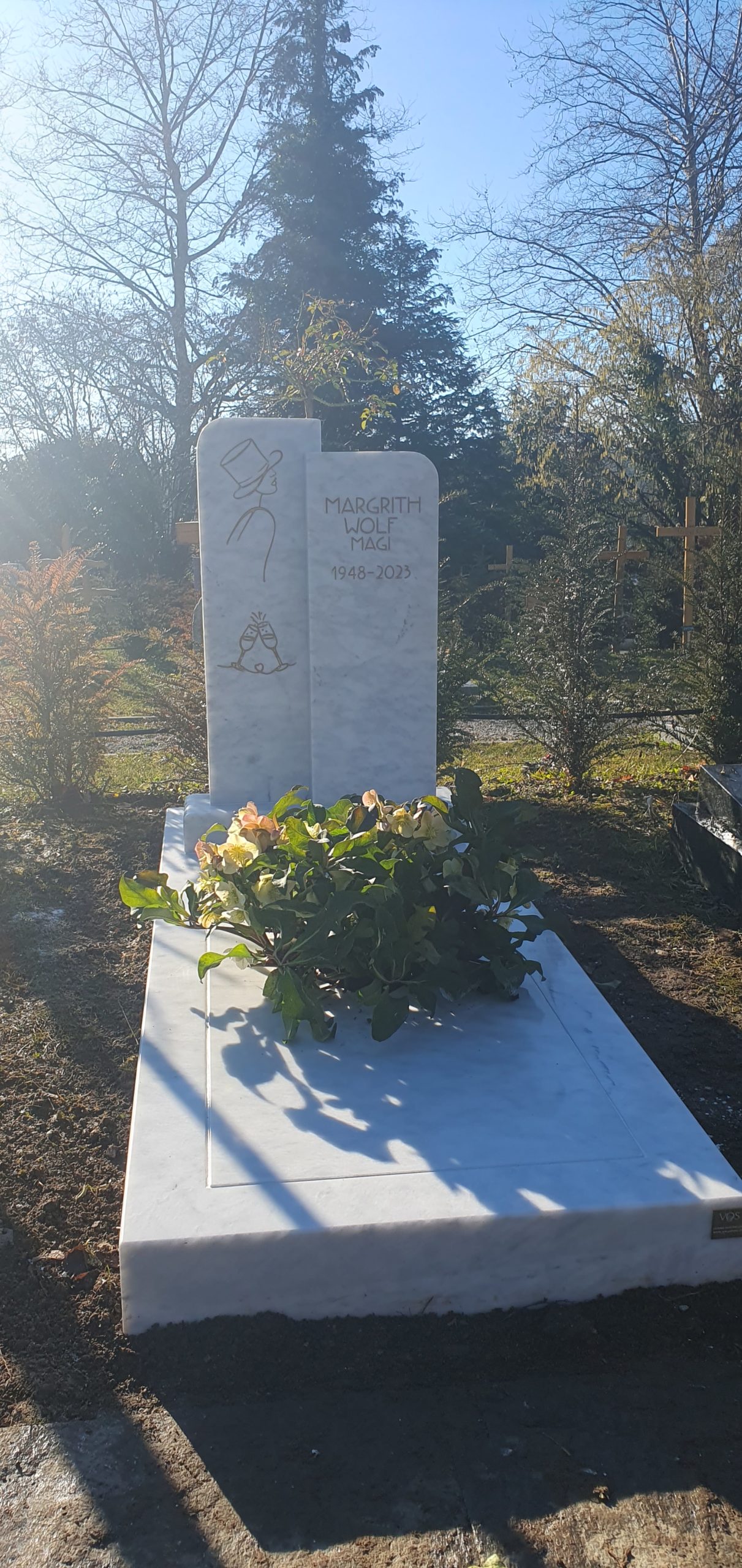 monument funéraire en marbre blanc