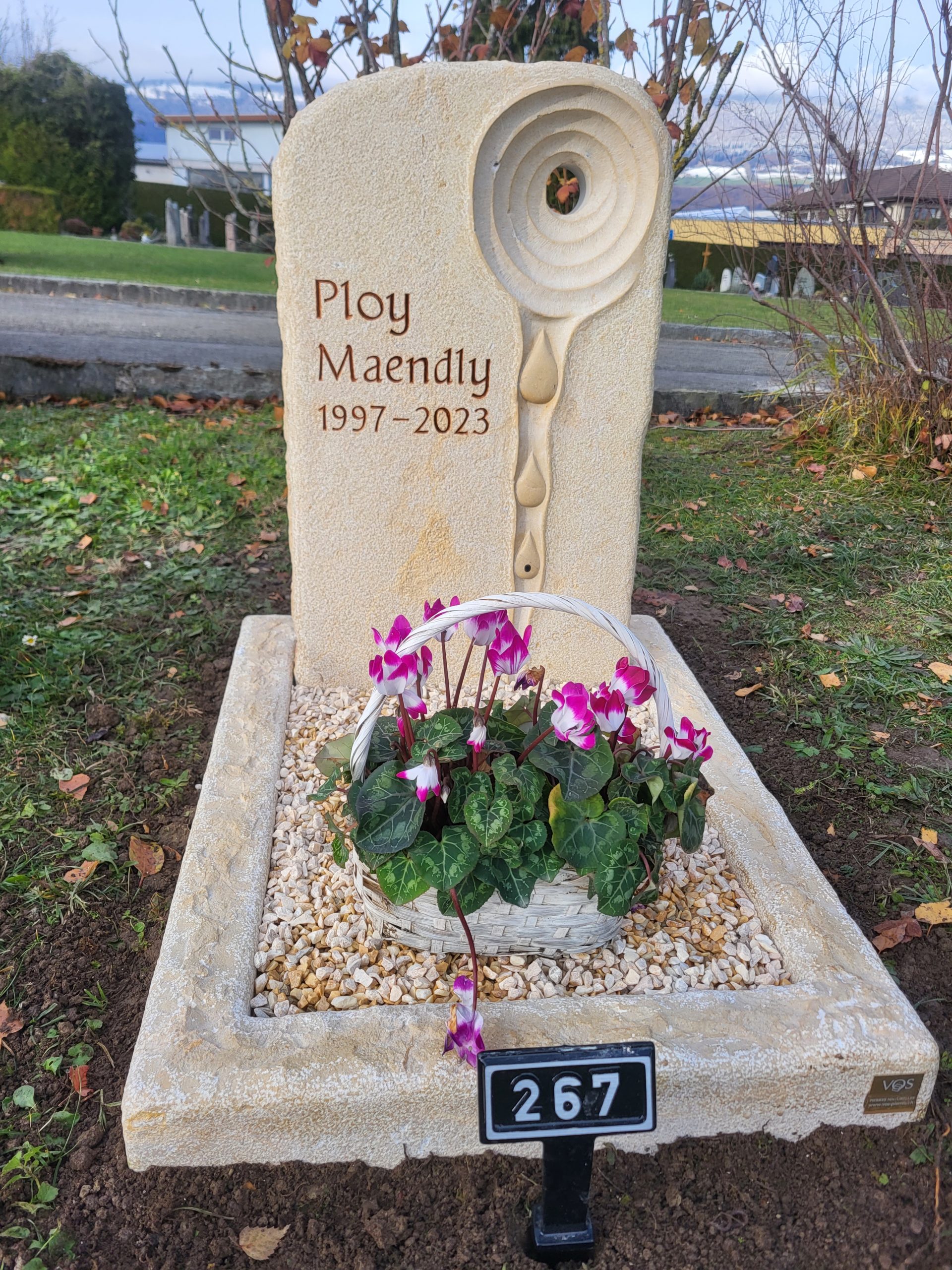 Monument cinéraire en calcaire dure