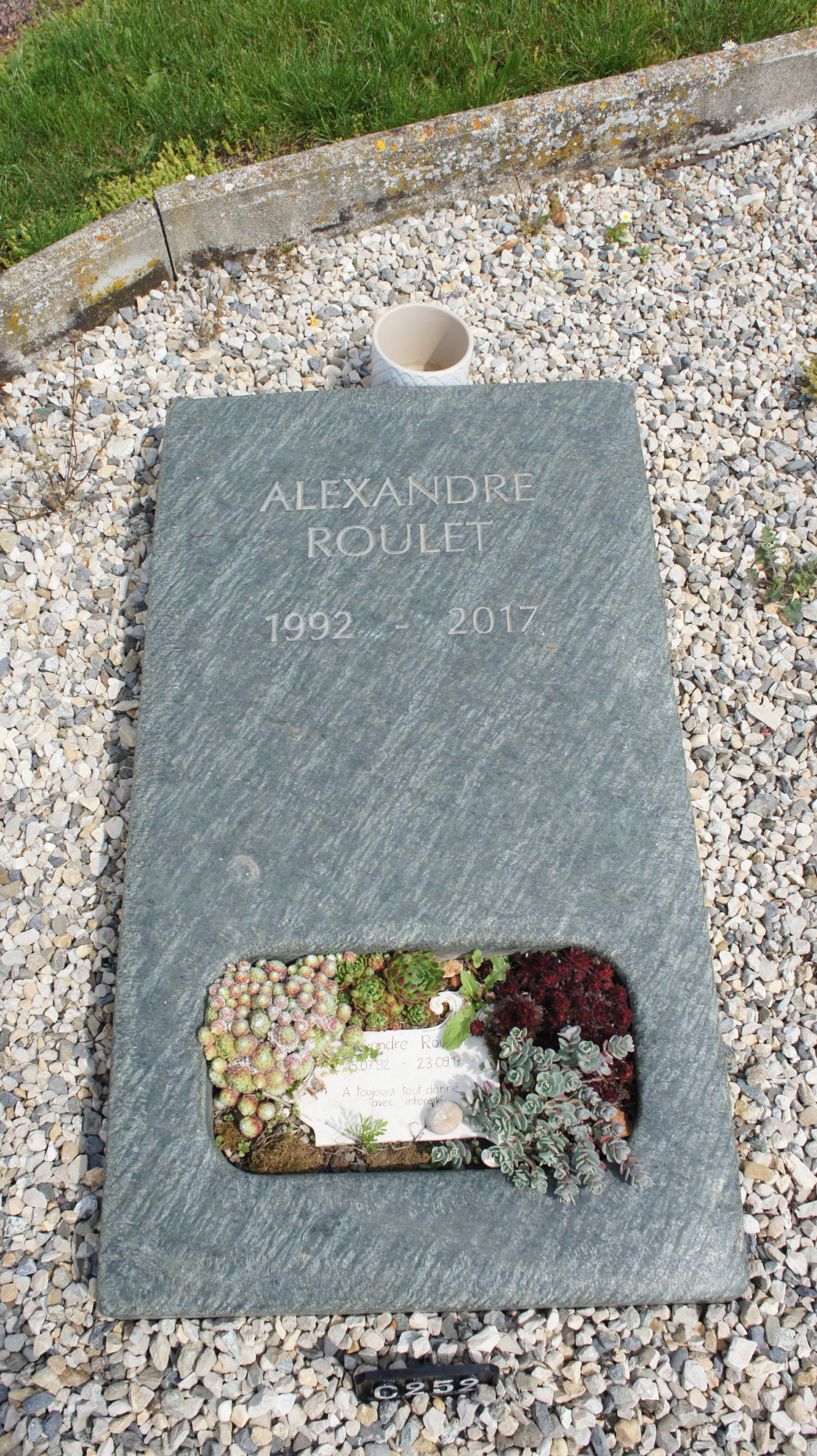 dalle cinéraire avec jardinière