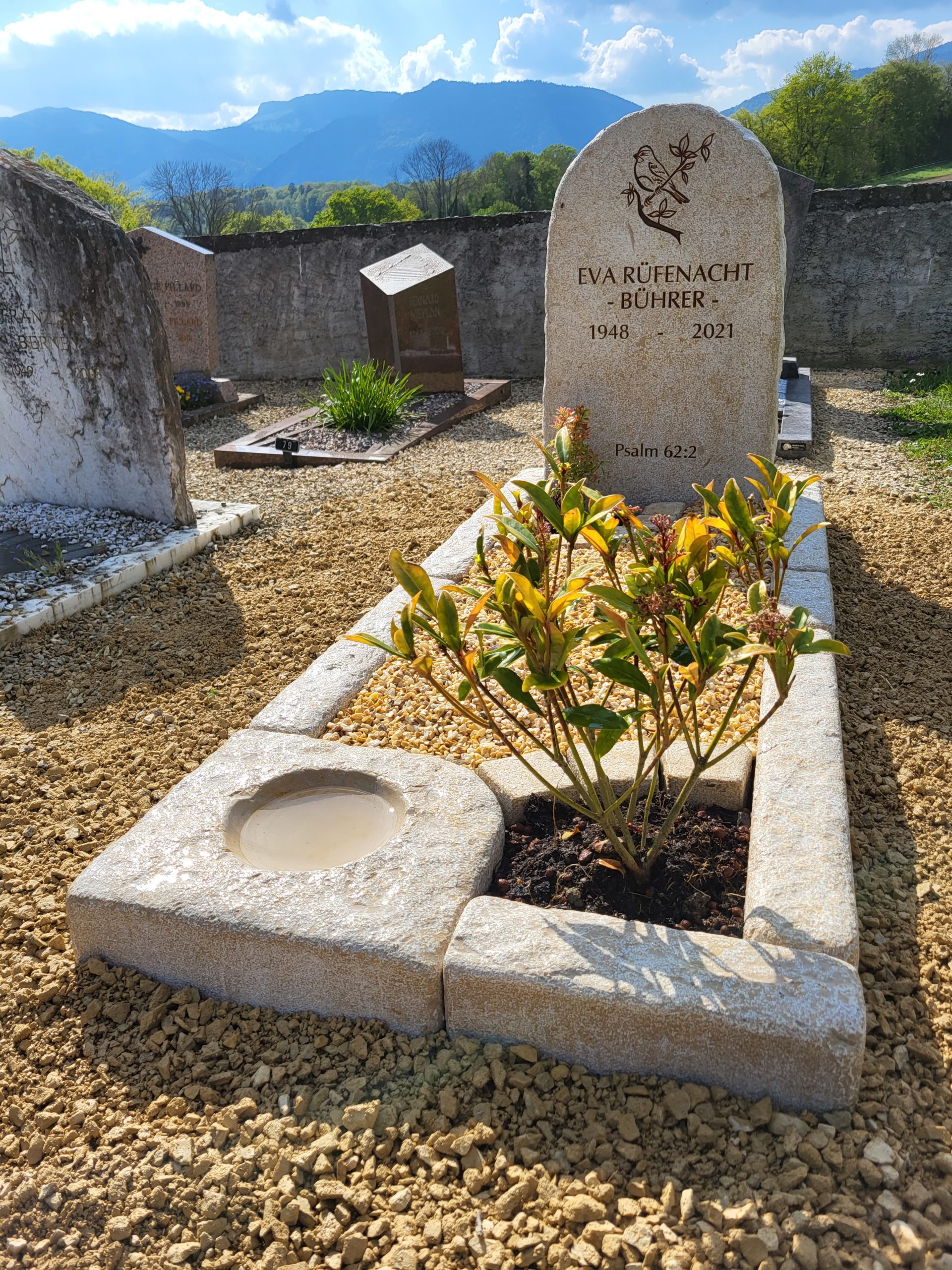 Monument funéraire en calcaire du Jura avec bain d'oiseaux