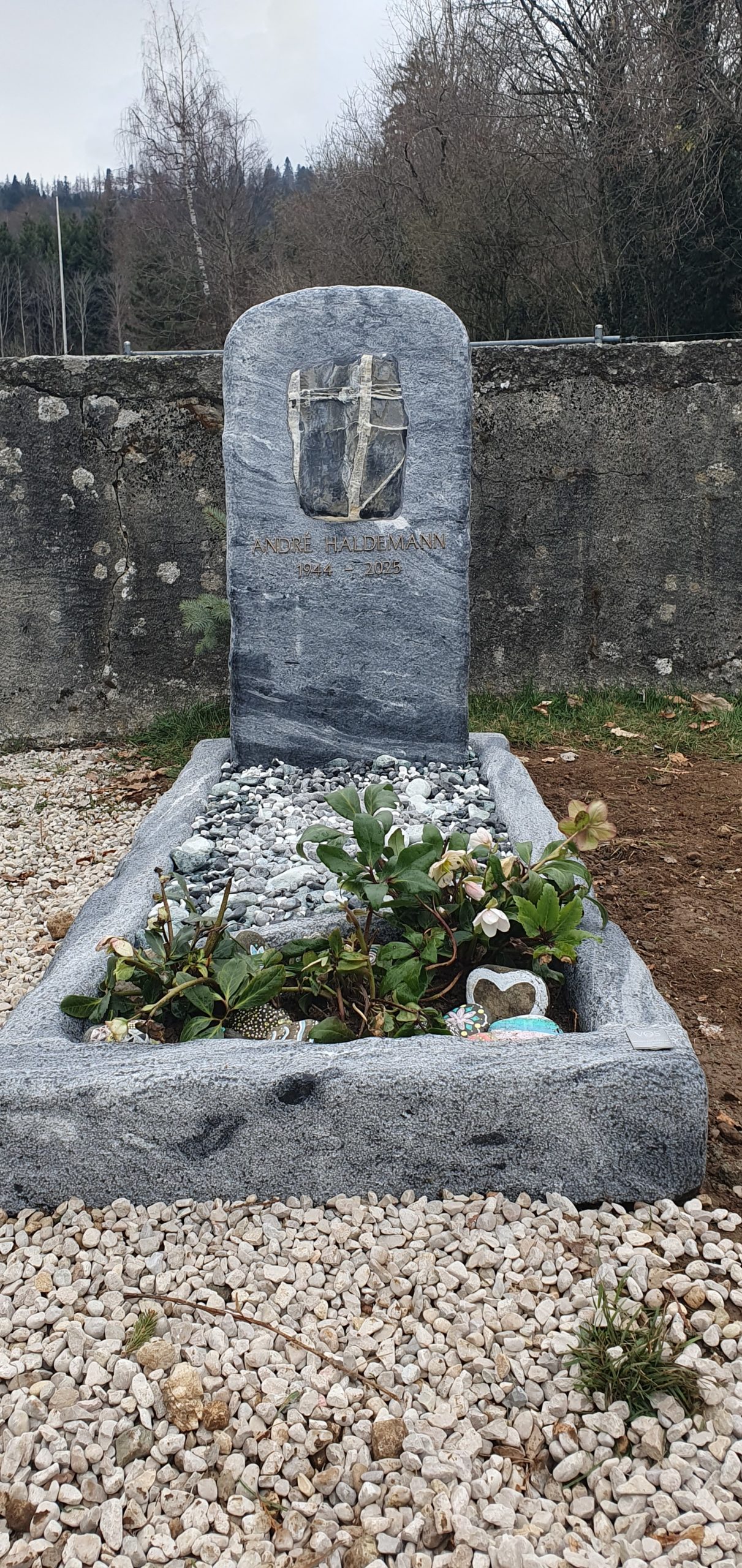 Monument original avec incrustation d'une pierre d'Adelboden