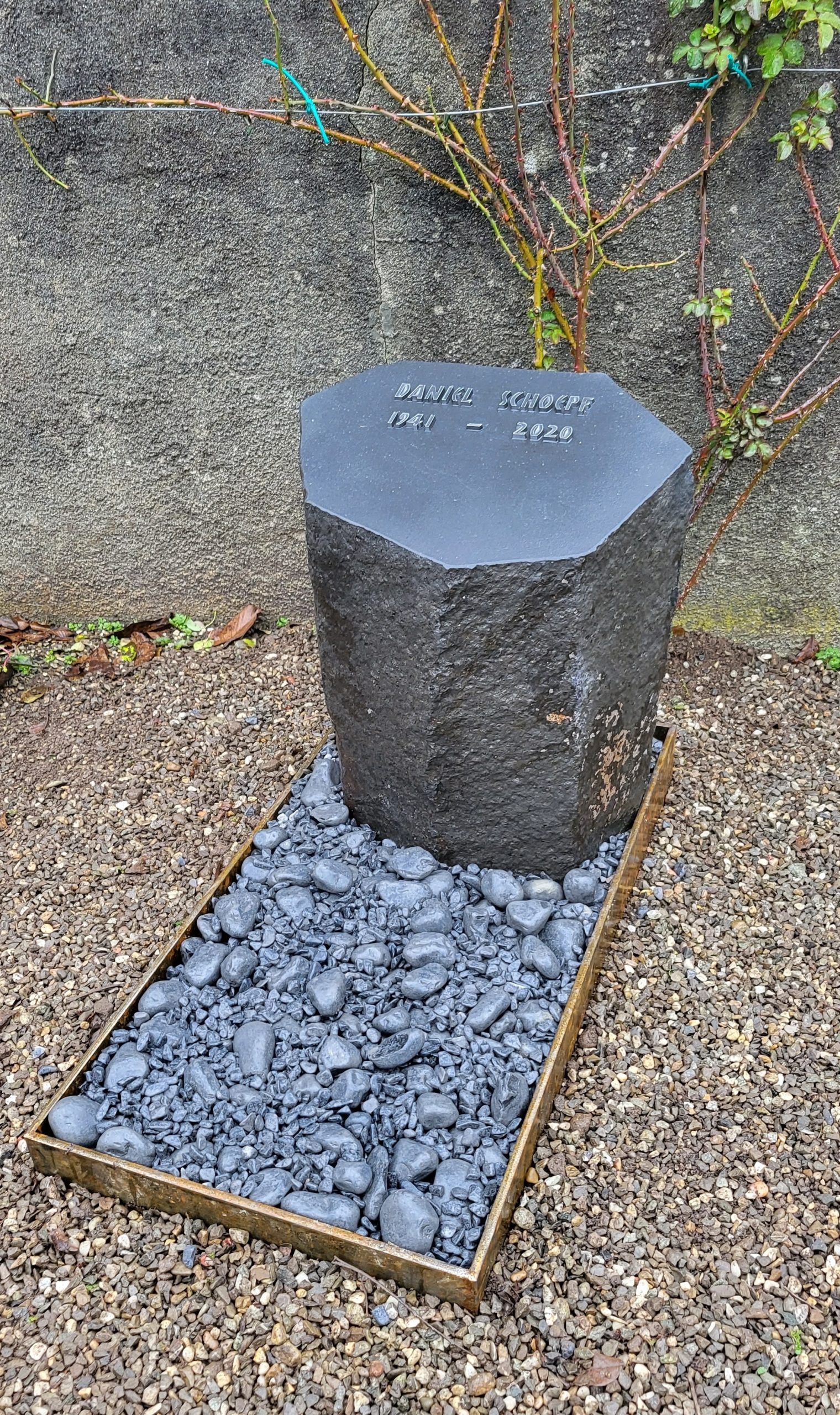 Monument cinéraire - Colonne de basale avec bordure en métal