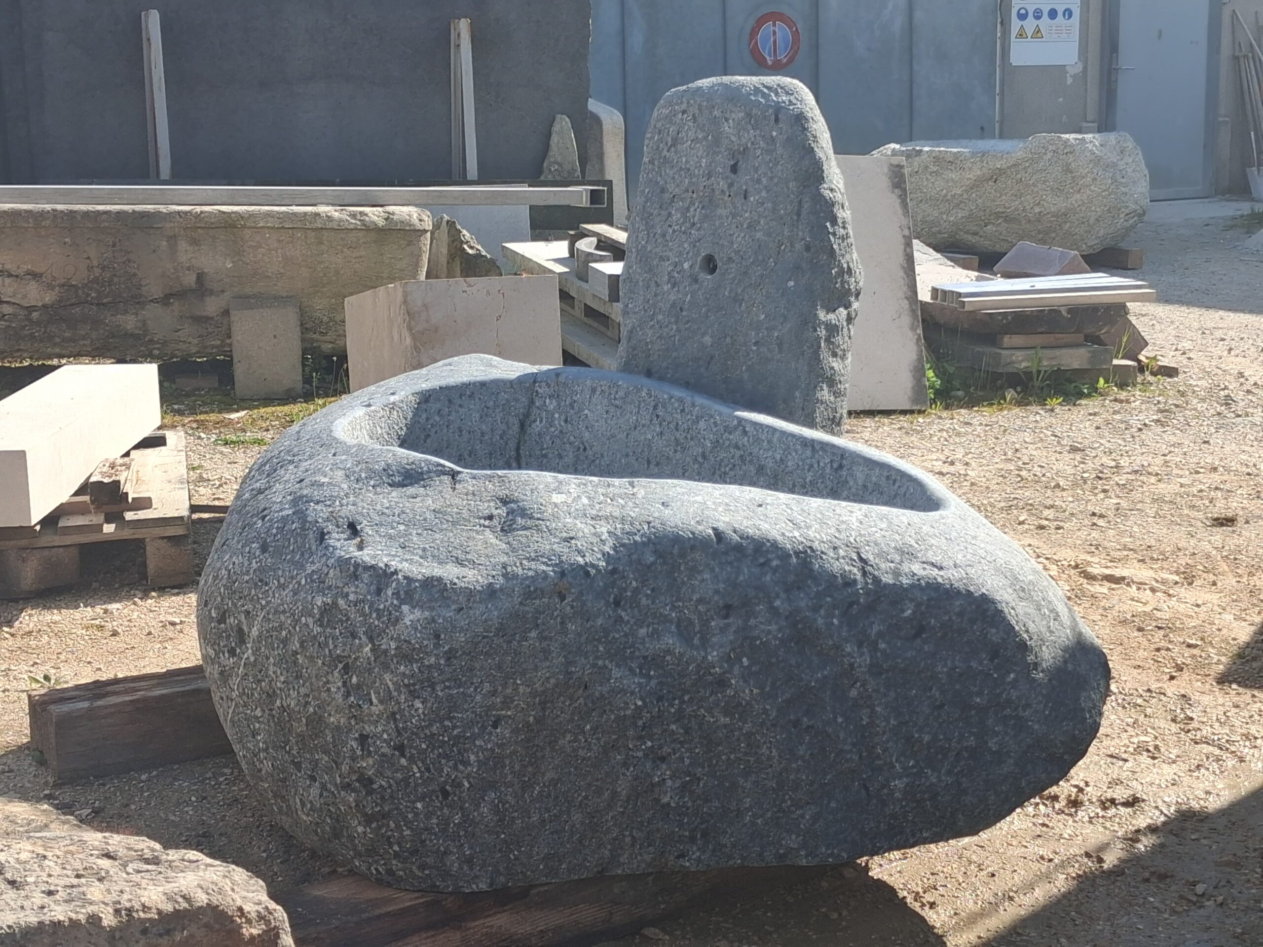 Fontaine avec chèvre dans blocs natures