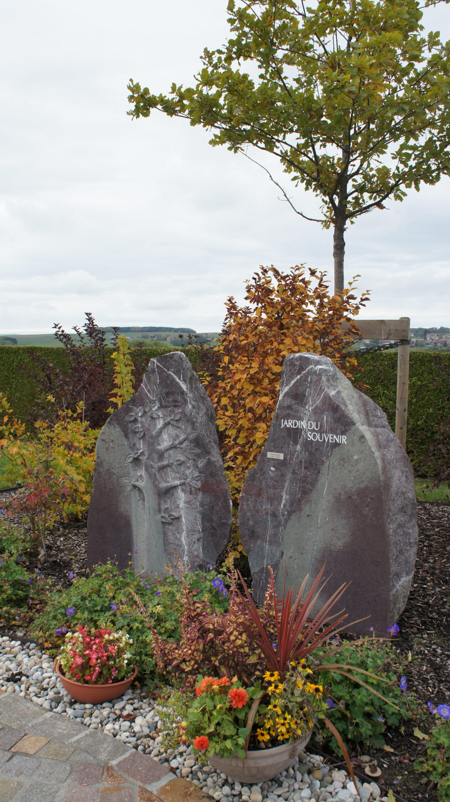 Monument commémoratif pour jardin du Souvenir avec sculpture en bas-relief de l'arbre de vie