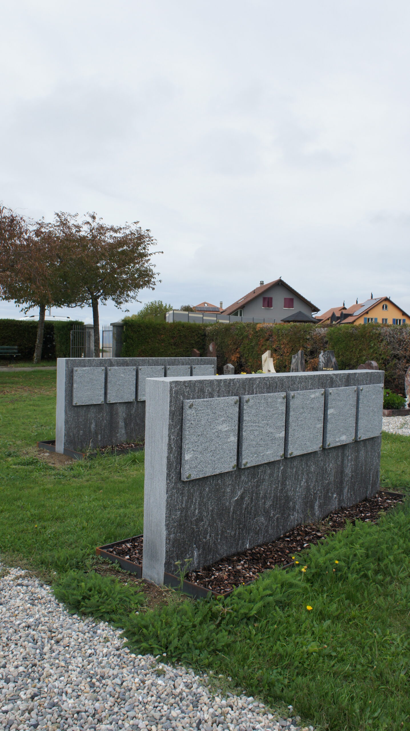 Columbarium de vingt à quarante places avec jardinière devant
